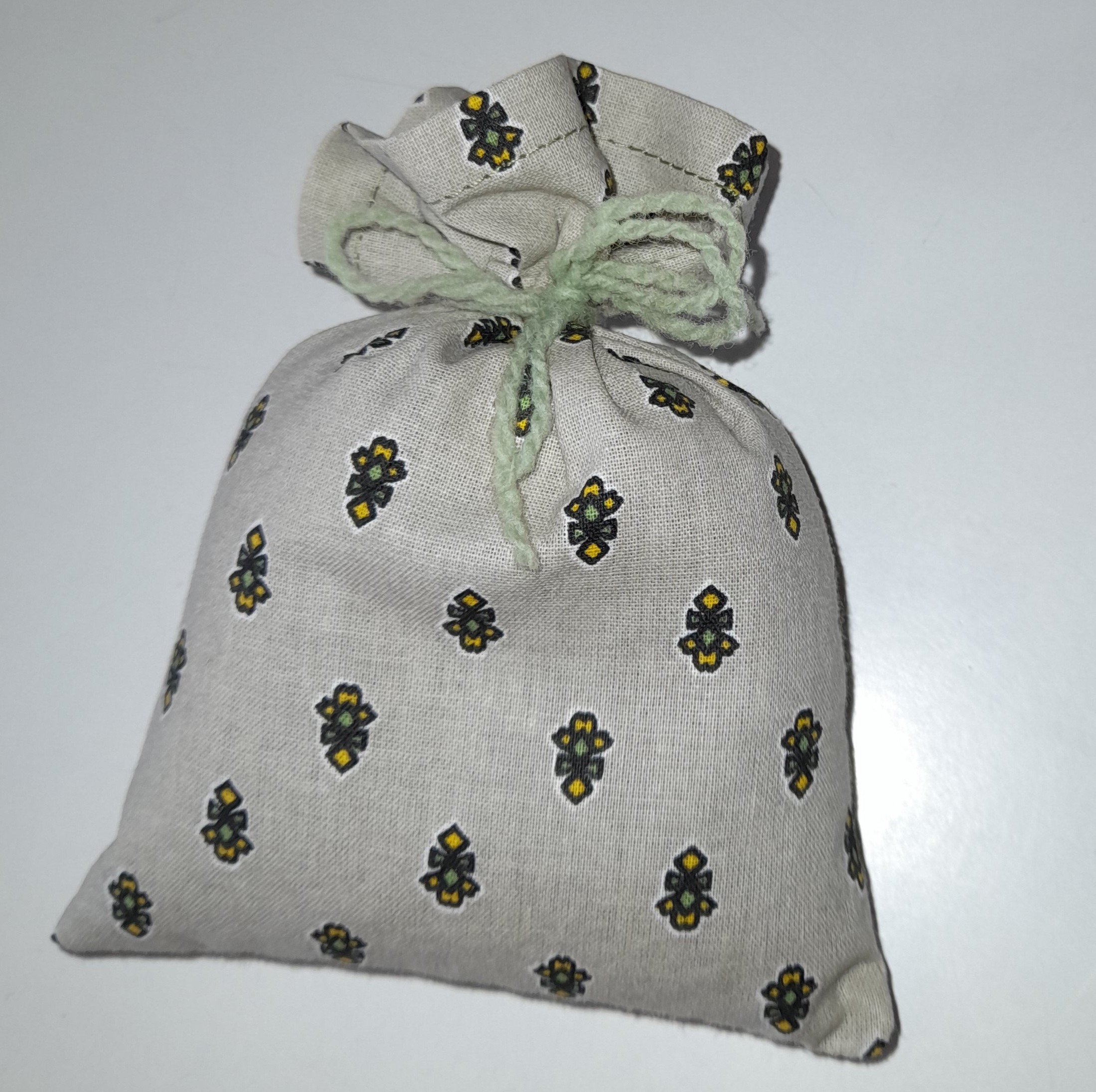 Sachet de fleurs de lavandin bio , tissu proven&ccedil;al